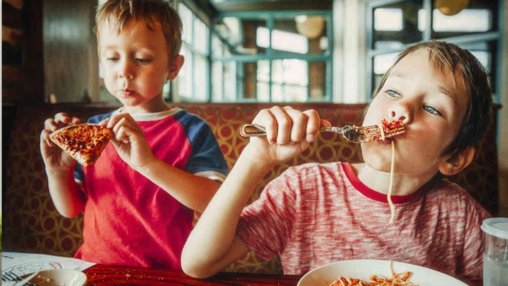 Tips for eating out with kids - Kids Eating Pizza At A Restaurant